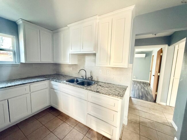 Photo - 715 E College St