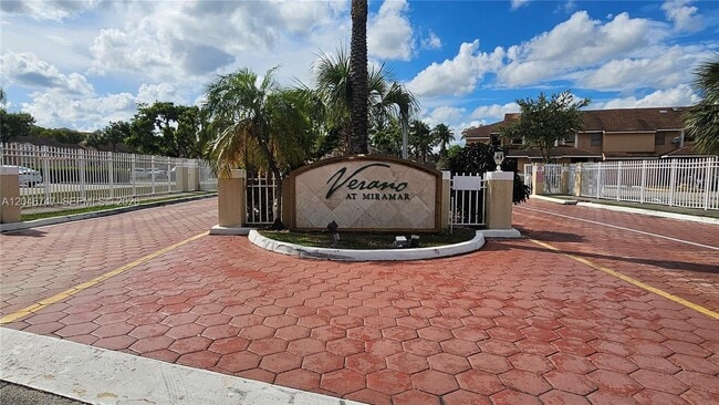 Building Photo - 8039 SW 21st Ct Unit 8039