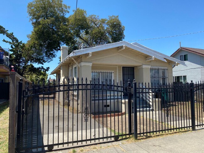 2 Bedroom House with Bonus Room! - 2 Bedroom House with Bonus Room!