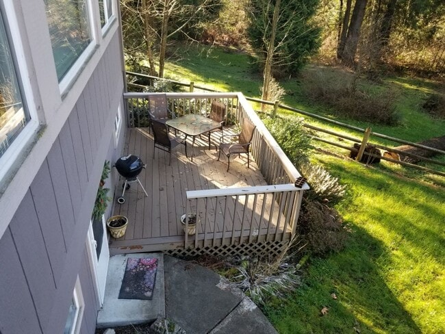 Building Photo - Beautiful MIL unit 2 bed 1 bath deck Nestled Squak and Cougar Mt (Issaquah)