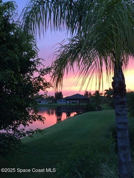 Photo - 935 Southlakes Way SW