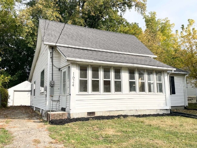 Building Photo - 4 Bedroom Home with garage/workshop combo (has electricity)