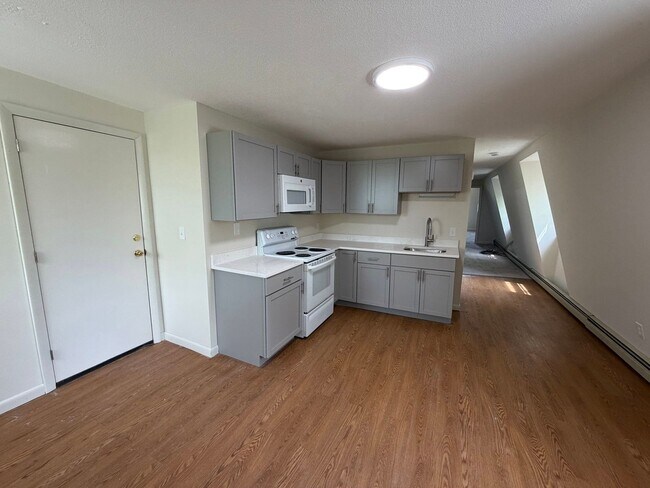 Building Photo - 682 Beech St Unit 6