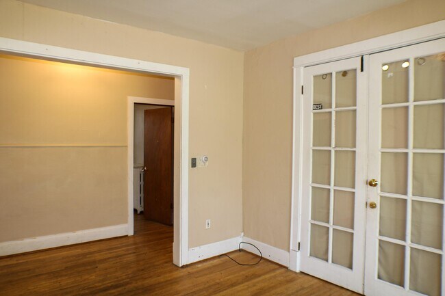 Photo - 403 S Lucas St