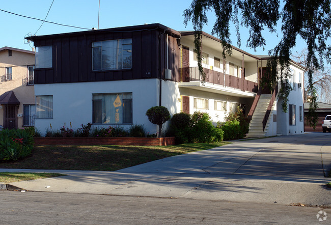 Building Photo - 639 E Queen St Rental