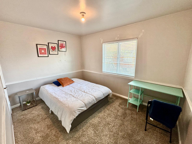 Building Photo - 2577 S 700 E Rental