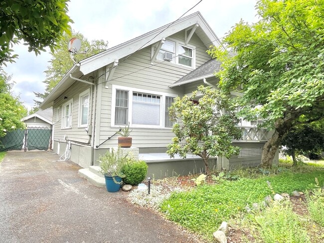 Building Photo - Gorgeous Rose City Park 4 bed Craftsman Rental