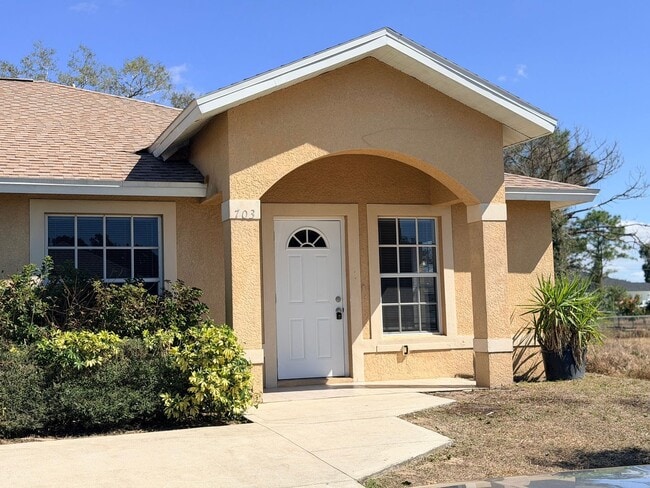 Building Photo - 3 bedrooms PLUS a den! FRESHLY RENOVATED!