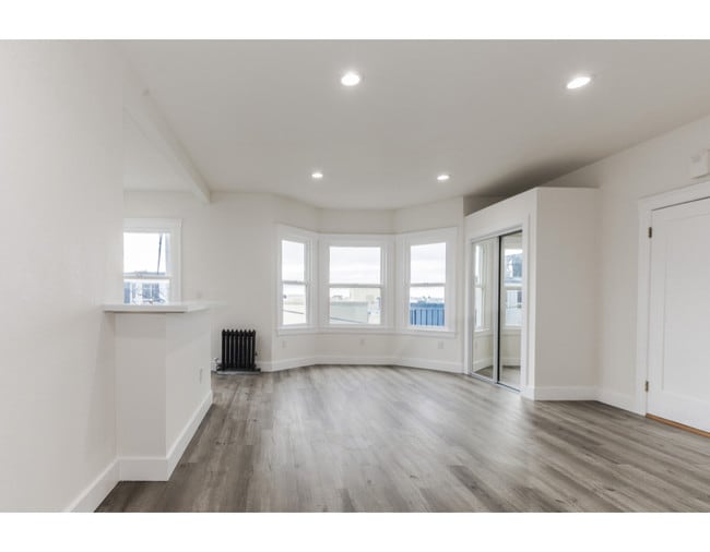 Building Photo - 4744 Balboa St Unit 302