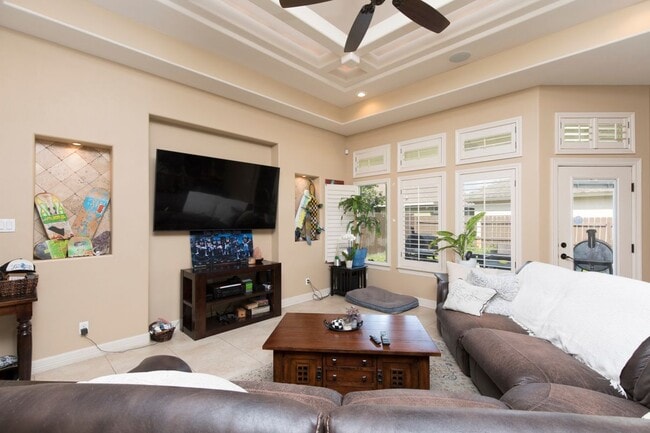 Photo - 2020 Queens Ave