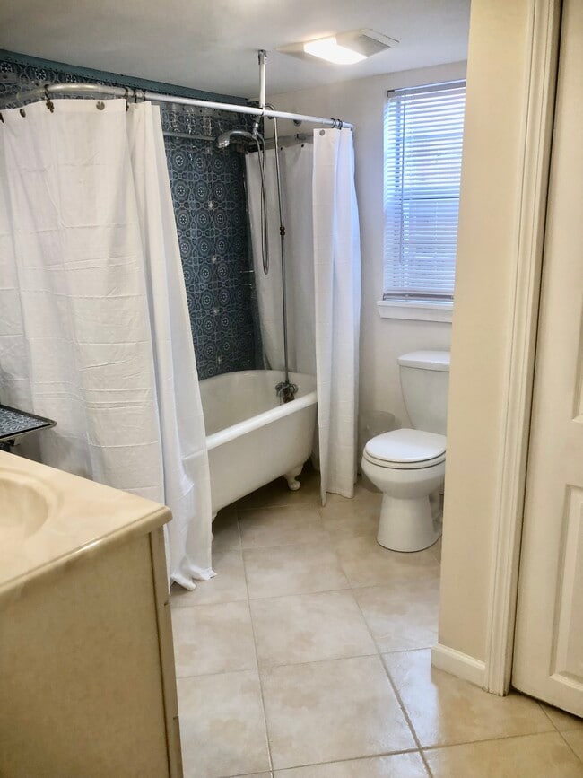 FULL BATH /TUB - 2401 General Pershing St Unit 1st floor basement