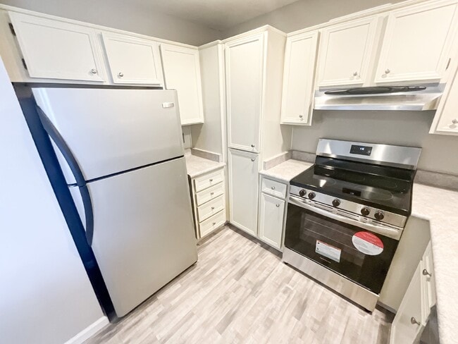 Photo - 2035 S Elm St Unit 234