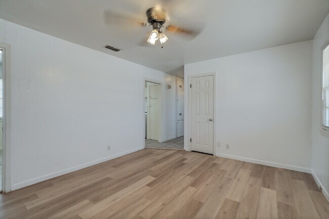 Cozy 2/1 Single-Family Home with Fresh Floors & 1-Car Garage