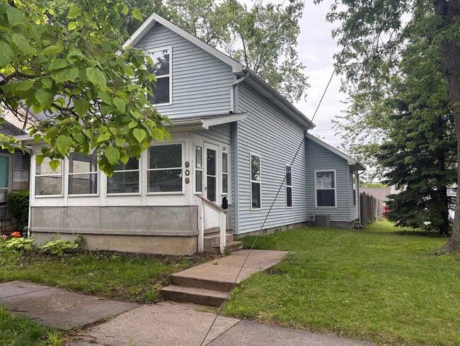 Building Photo - 3 Bd 1.5 Bath Single Family Home