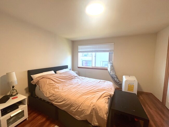 Photo - 933 N 105th St