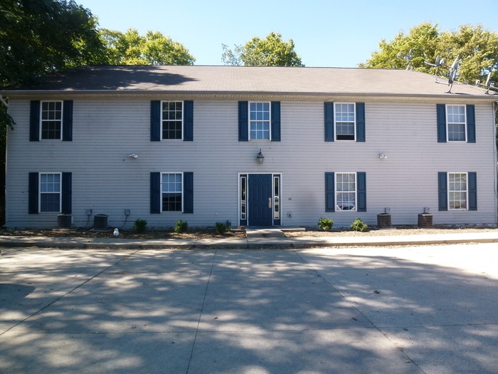 2 Bedroom Lower Apartment - 2 Bedroom Lower Apartment