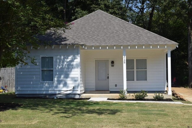 Building Photo - Charming and well-maintained 3 bedroom, 2 ... Rental