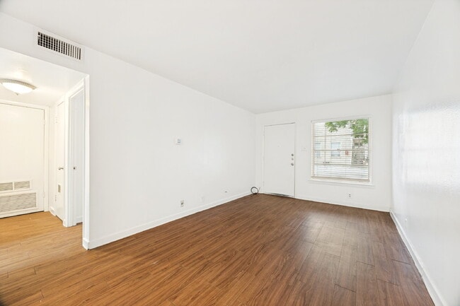 "Charming 1-Bedroom Retreat in Sherman - Your Perfect Urban Escape!"