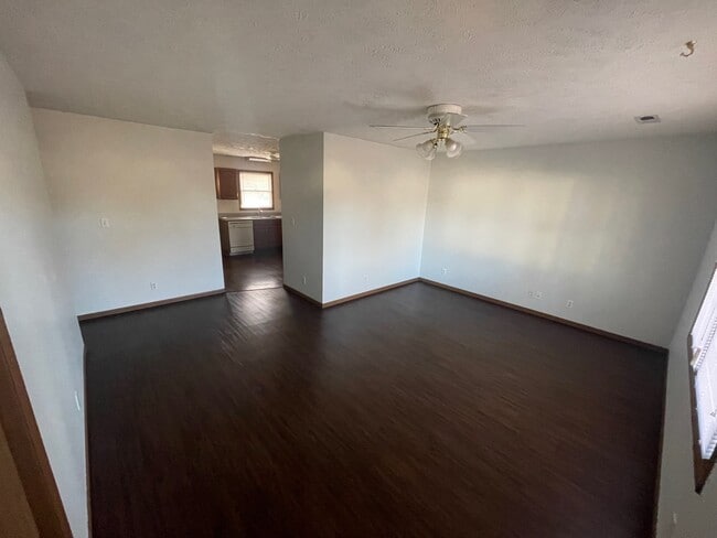 Vista de la entrada principal - 6604 Logan Ave