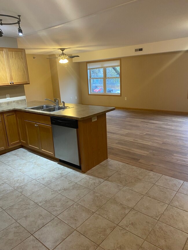 Photo - 1402 W Broadway St Unit 207