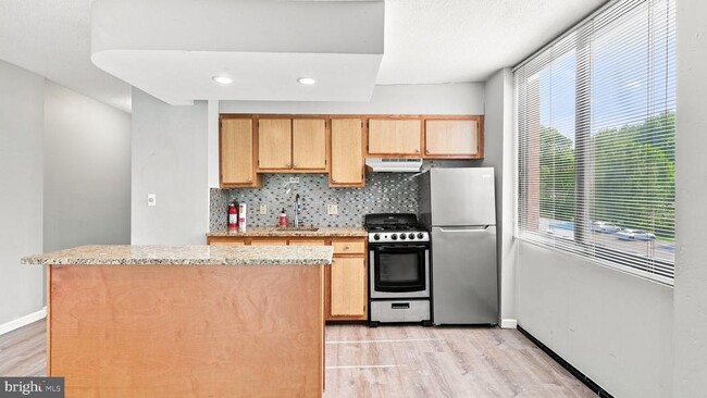 Building Photo - 801 Yale Ave Unit 104