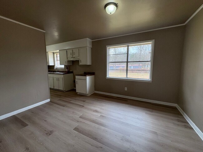 Photo - Very nice 3 bedroom/1&1/2 bathroom