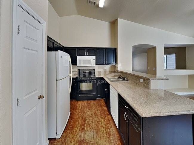 Photo - 325 Greenleaf Glen St