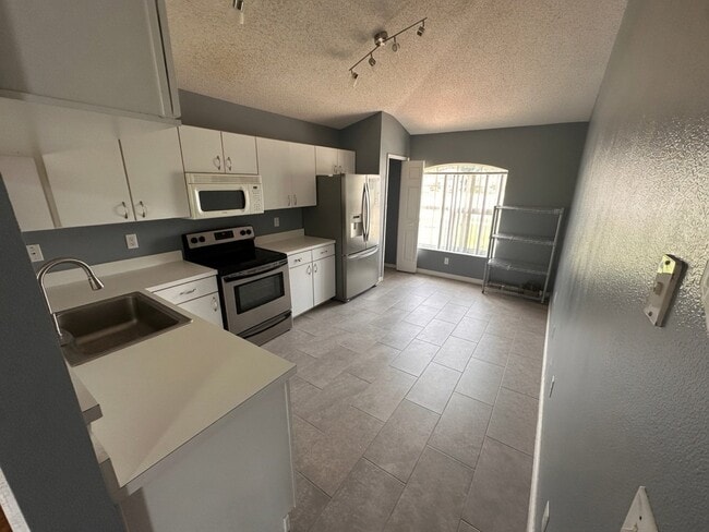 Building Photo - 12550 Castlemain Trail