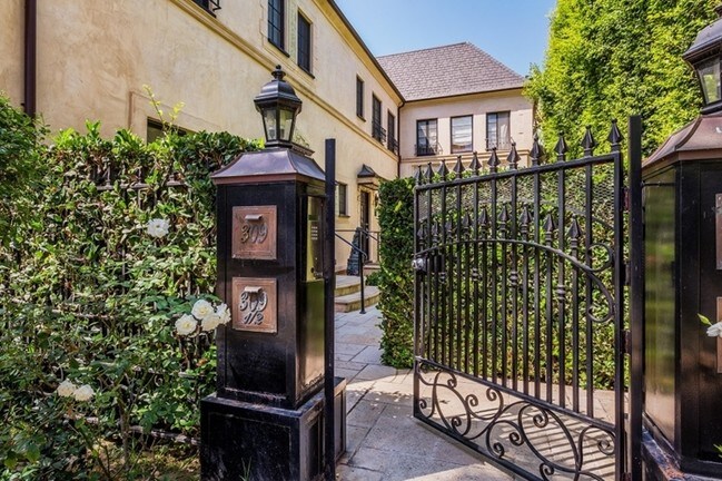 Photo - 309-311 S Rexford Dr