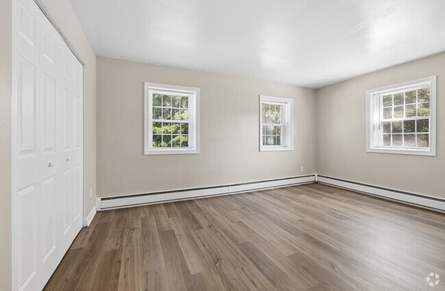 2BR, 1BA - 950SF - Bedroom
