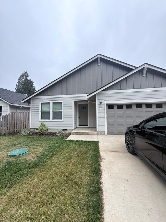 Building Photo - 3 Bedroom 2 Bathroom in Mill City, OR. Rental