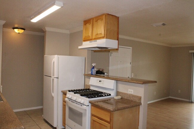 Updated, Upstairs 2 Bedroom, 2 Bathroom Co... - Updated, Upstairs 2 Bedroom, 2 Bathroom Co... Rental