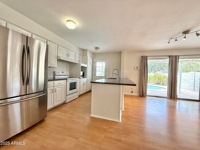 Photo - 102 E Erie Dr