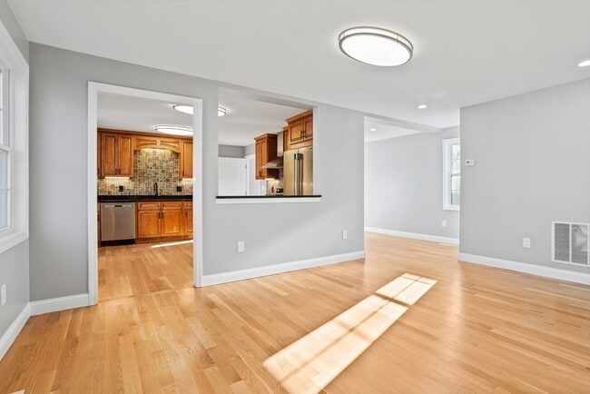 Building Photo - 144 Lincoln Rd Unit 1