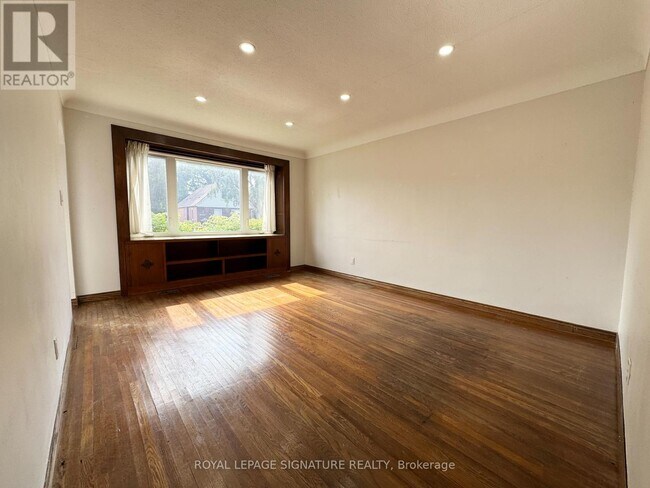 Photo - 282 E 18th St