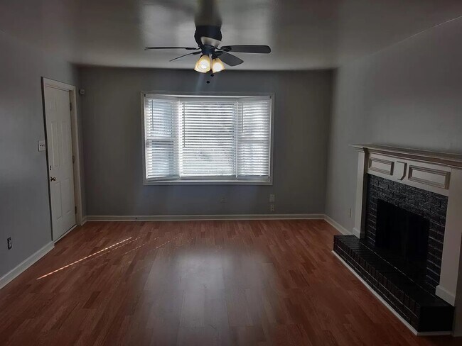 Photo - Immediate move -in. 

Housing vouchers accepted. Unidad A