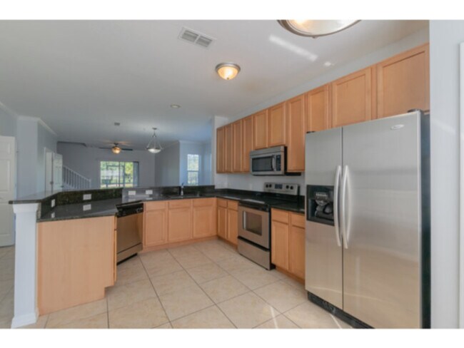 5984 Summerhill - 3 beds unit with elevato... - 5984 Summerhill - 3 beds unit with elevato... House