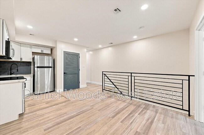 944 W Lycoming St Unit B (2nd Fl)