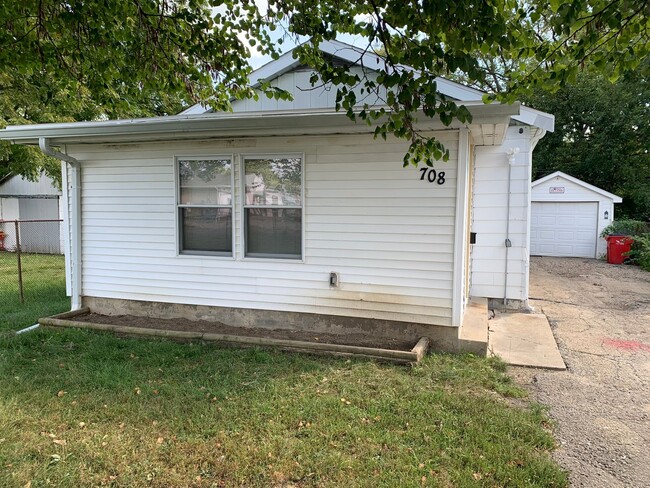 Building Photo - Single family home in Peoria Heights, 2 BR...