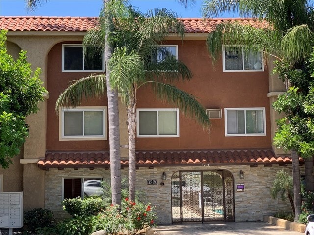 Building Photo - 3220 Altura Ave Unit 305