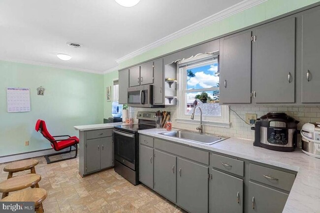 Photo - 54 W Henrietta St