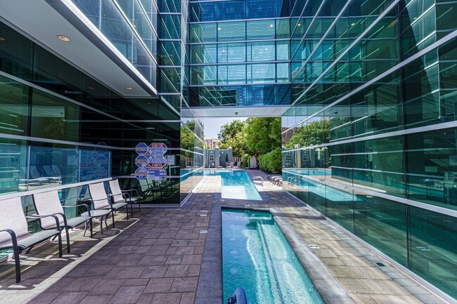 Building Photo - Top Floor 2 Bedroom Condo Located in Manha... Unit 415