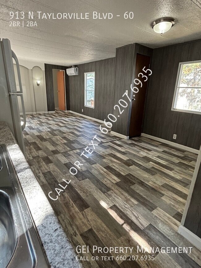 Photo - 913 N Taylorville Blvd