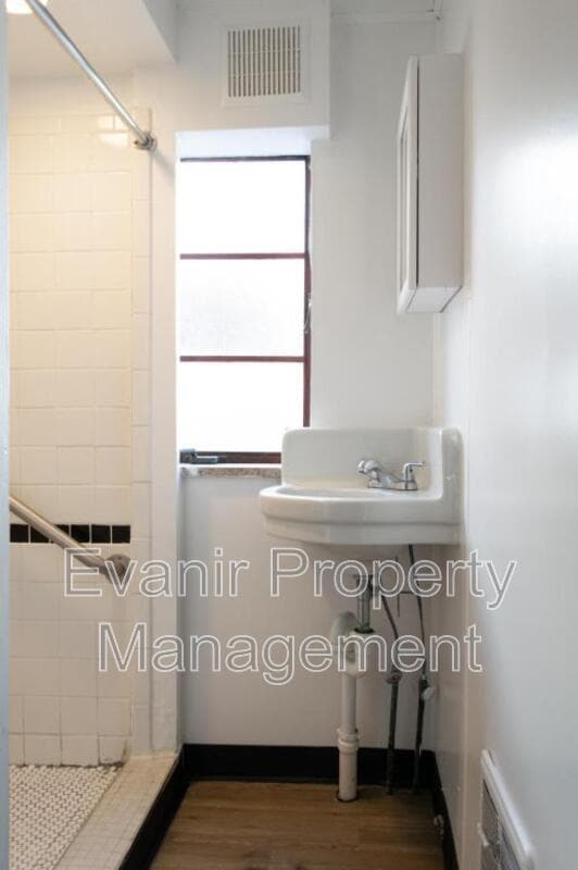 Photo - 113 Niagara Ave Unit 1