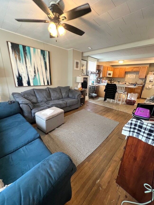 Photo - AVAILABLE APRIL 1st - 2 Bed 1 Bath Upper Apt! Unidad 1