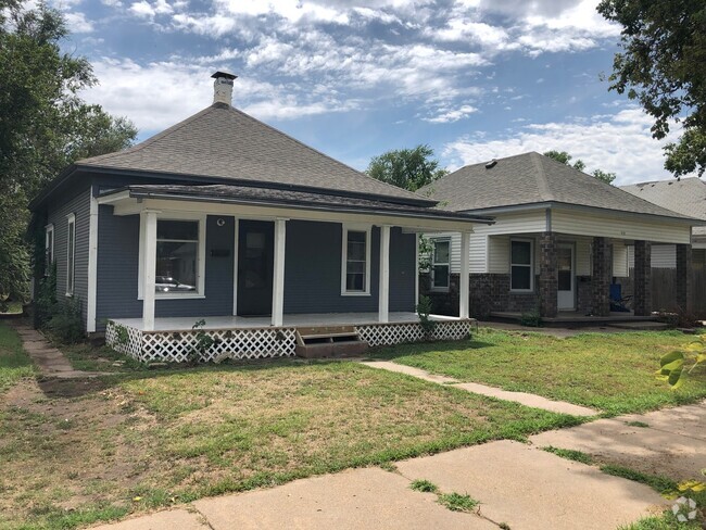 Building Photo - Two bedroom with fenced in back yard Rental