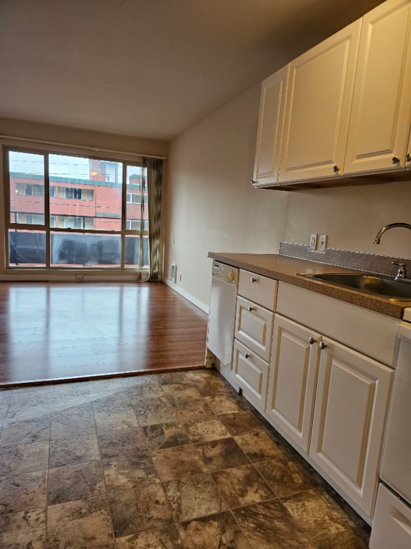 Photo - 224 Bellevue Ave E