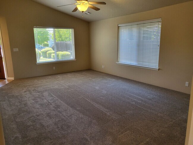Photo - 3 bed 2 bath  Home for Rent in Grants Pass