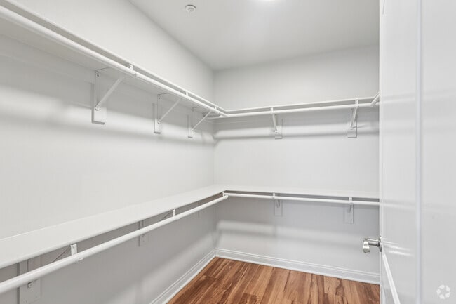 3BR, 2BA - 1,576SF - Walk-In Closet