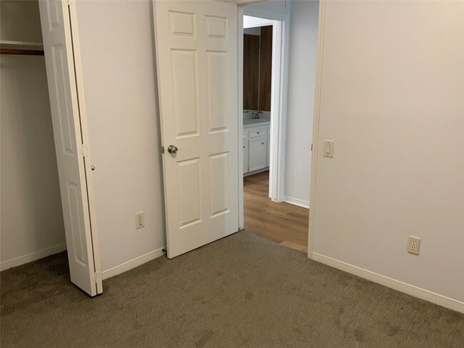 Photo - 6218 Crakston St